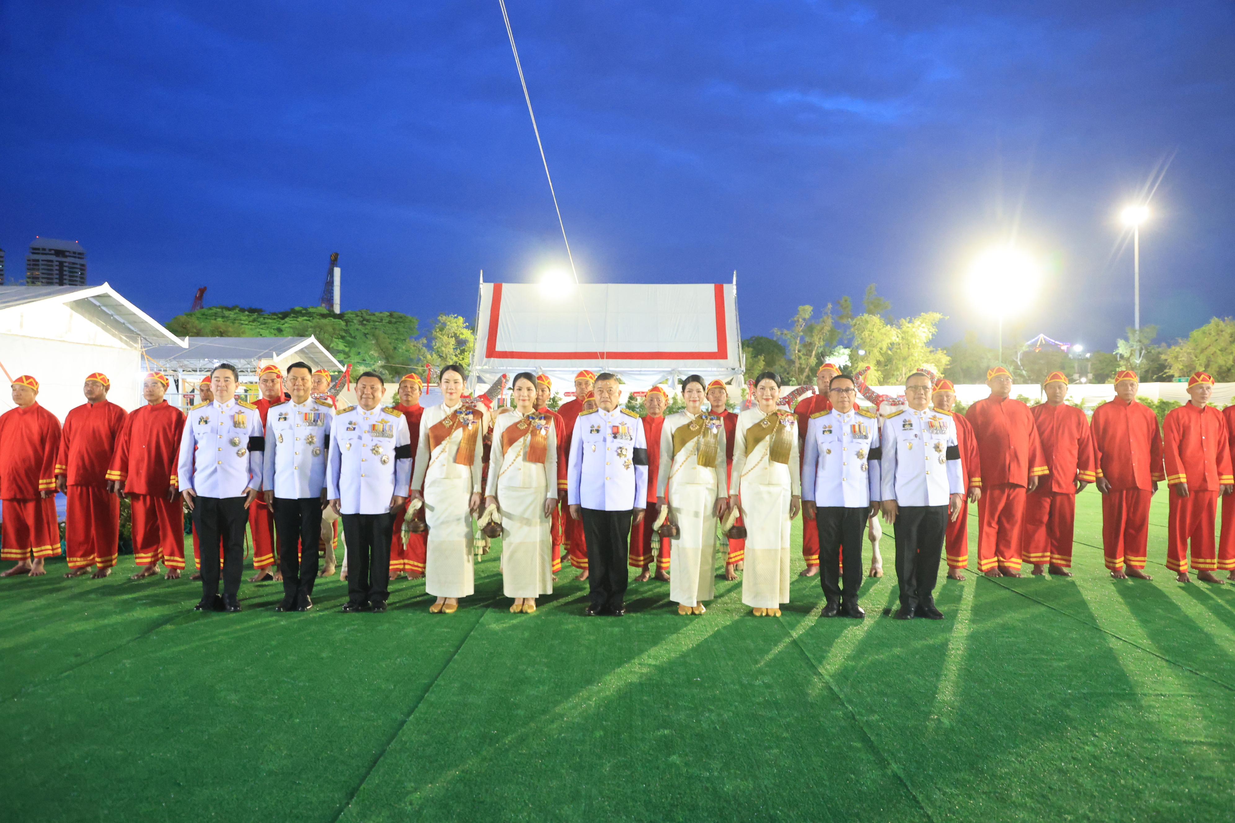 title - ปลัดเกษตรฯ ผู้ทำหน้าที่พระยาแรกนา พร้อมด้วยเทพีคู่หาบทองและเทพีคู่หาบเงิน ทำพิธีล้างมือพระยาแรกนา และเจิมหน้าพระโค